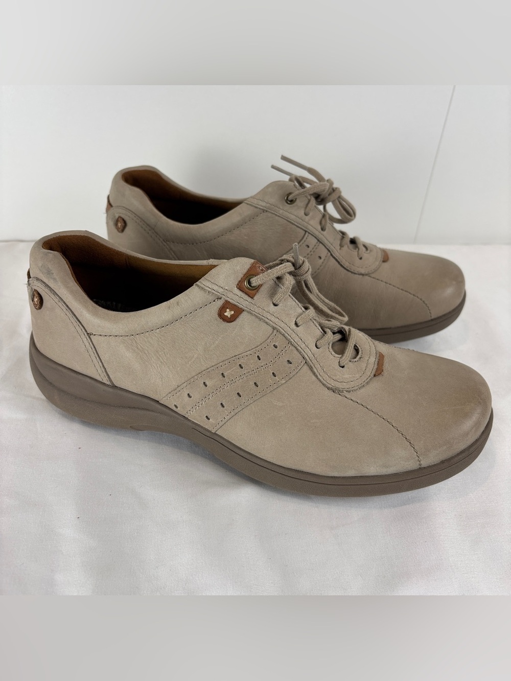 Aravon Revsmart Beige Leather Walking Shoes Women's 9.5D WIDE Lace-Up Sneakers